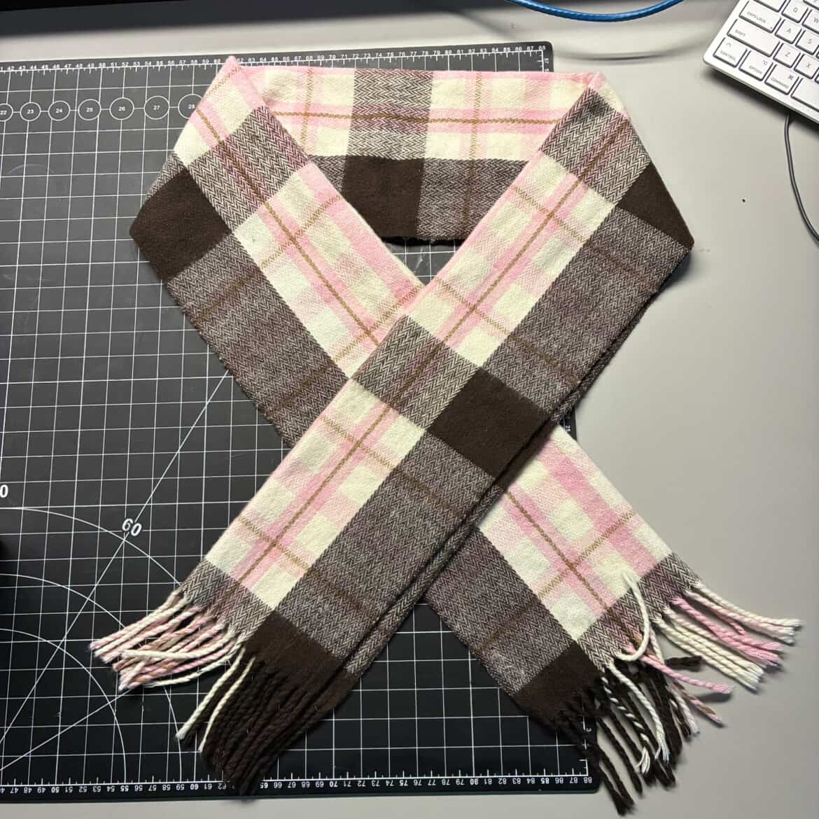 An interaction depicting the opening and closing of a scarf.