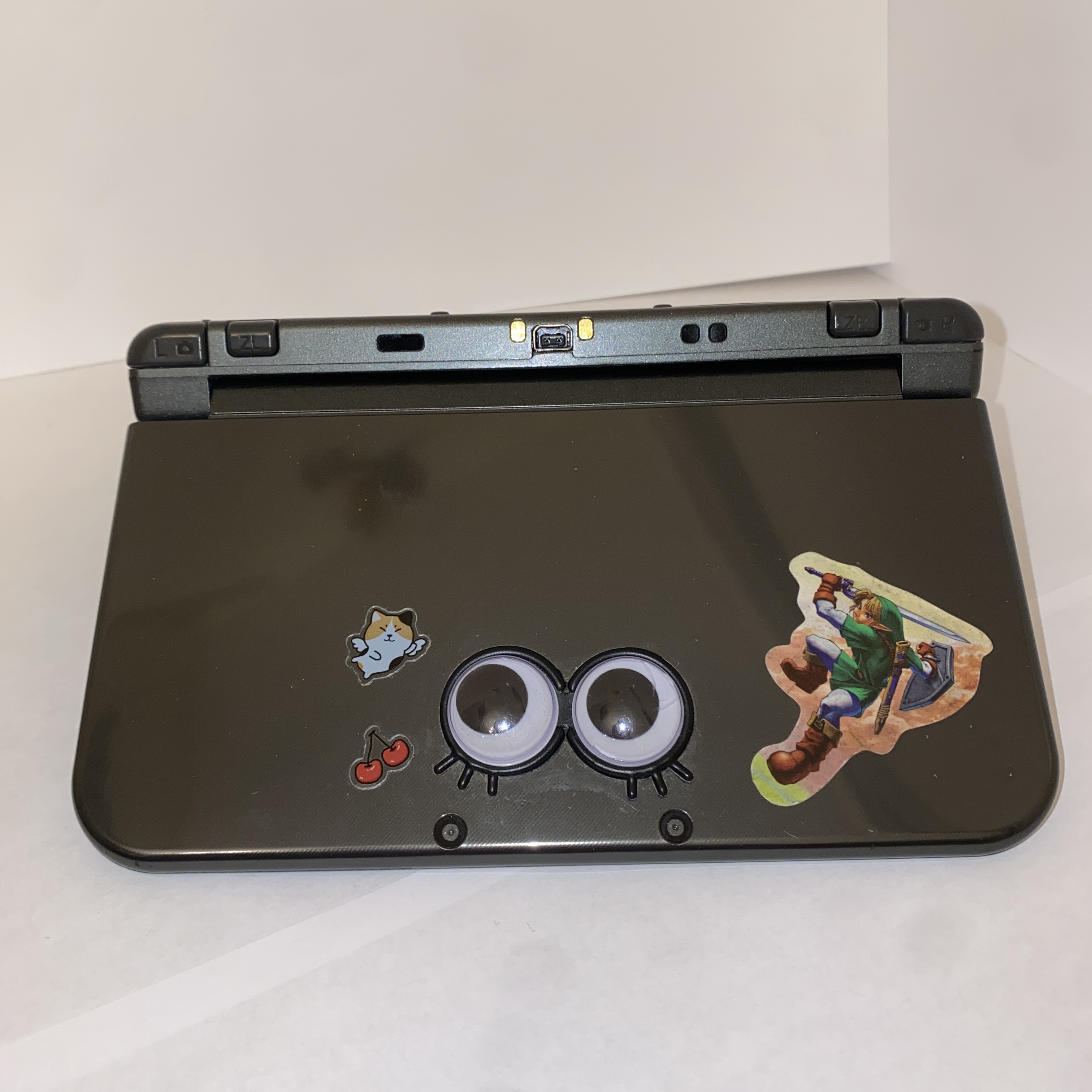 Image of my Nintendo 3DS XL.